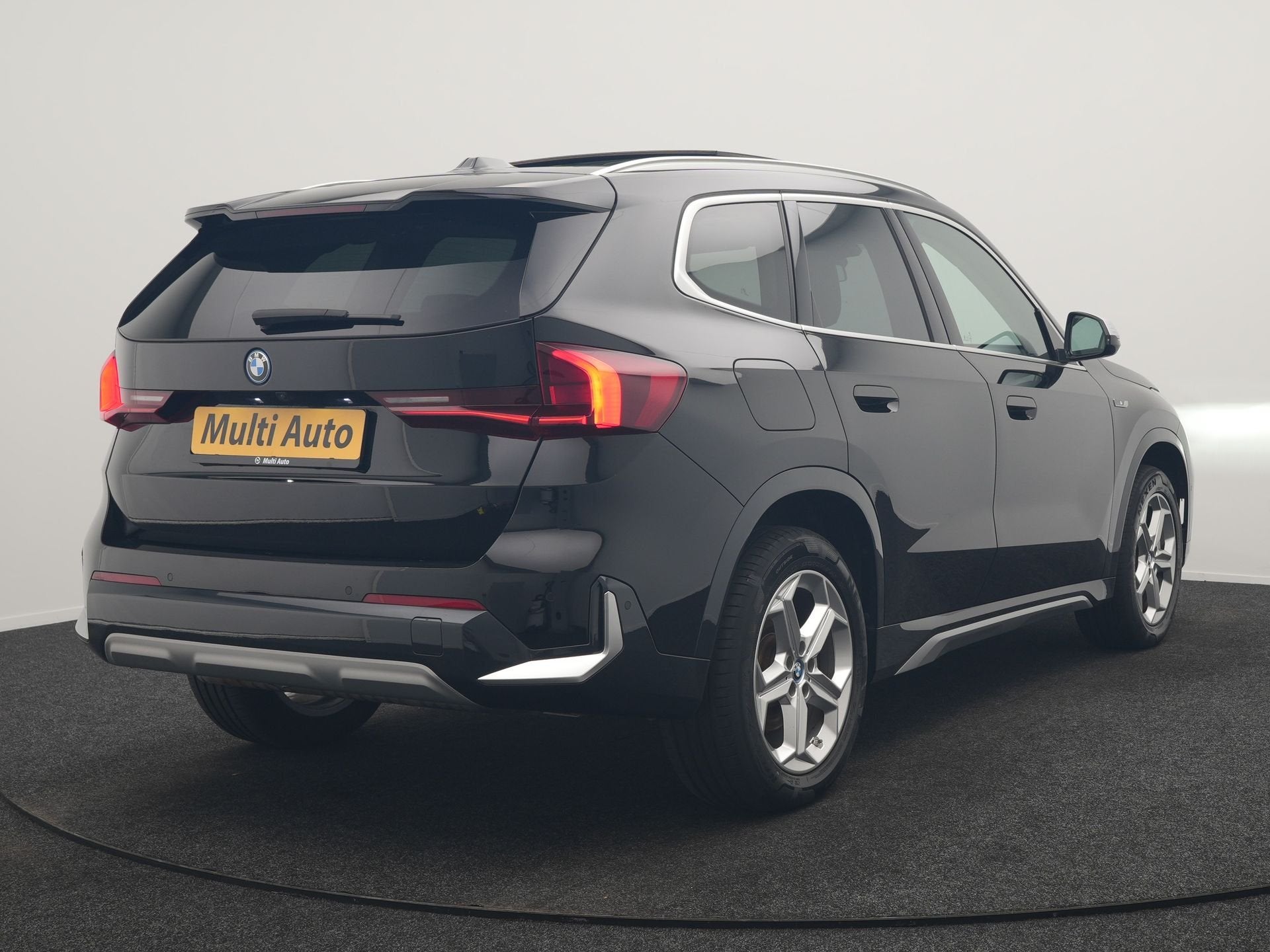 BMW X1 xDrive30e X Line PHEV 326pk Dealer O.H. | Trekhaak Af, Auto's, Dealer onderhouden, Zwart, Zwart, Bedrijf