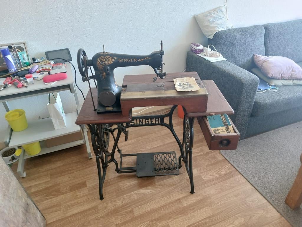 Antieke Singer trapnaaimachine, Ophalen
