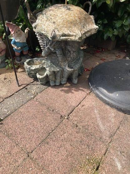 Vijver Fontein jongetje en meisje onder paraplu Hoogte 40 CM, Ophalen of Verzenden, Gebruikt, Beton, Fontein