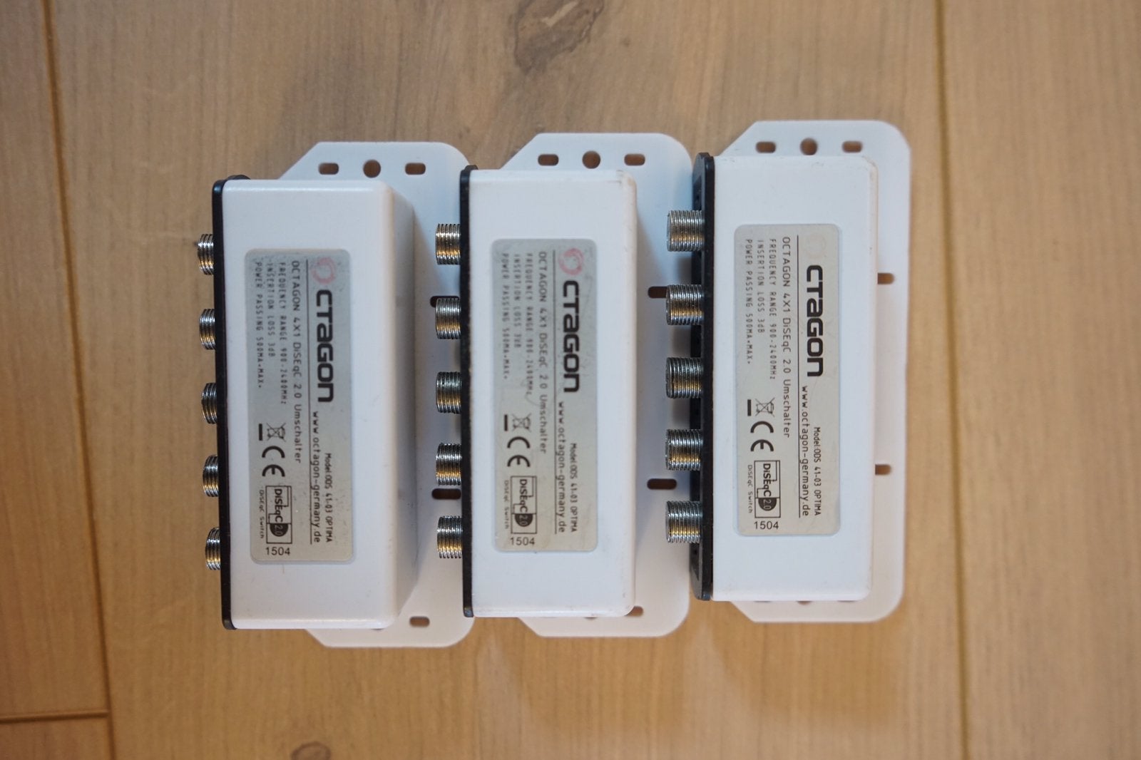3 Octagon 4x1 DiSEqC-switches, Ophalen of Verzenden, Gebruikt, (Schotel)antenne-accessoires, Overige merken