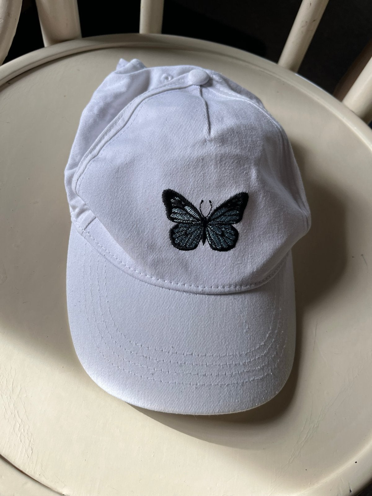 Witte pet met vlinder - C&A, Ophalen of Verzenden, Nieuw, One size fits all, Pet