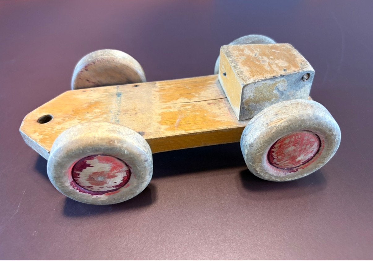 Antiek houten auto met rood accent stijl ADO (Ko Verzuu).769, Antiek en Kunst, Ophalen of Verzenden