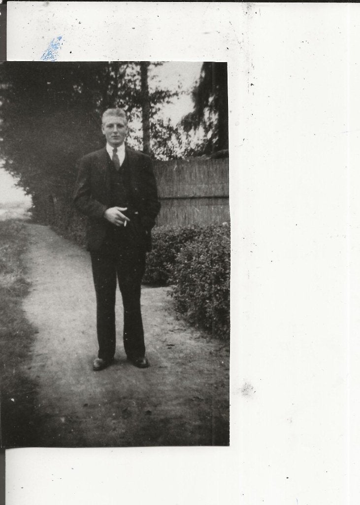 Poeldijk Pastoor v d Voort met sigaret Foto, Ophalen of Verzenden, Ongelopen, Zuid-Holland