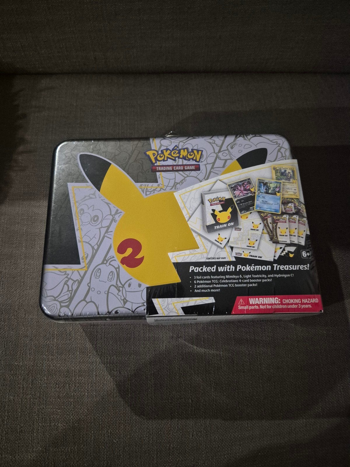 Pokémon Celebrations Collector Chest Tin (Nieuw), Hobby en Vrije tijd, Ophalen of Verzenden, Nieuw, Overige typen, Foil