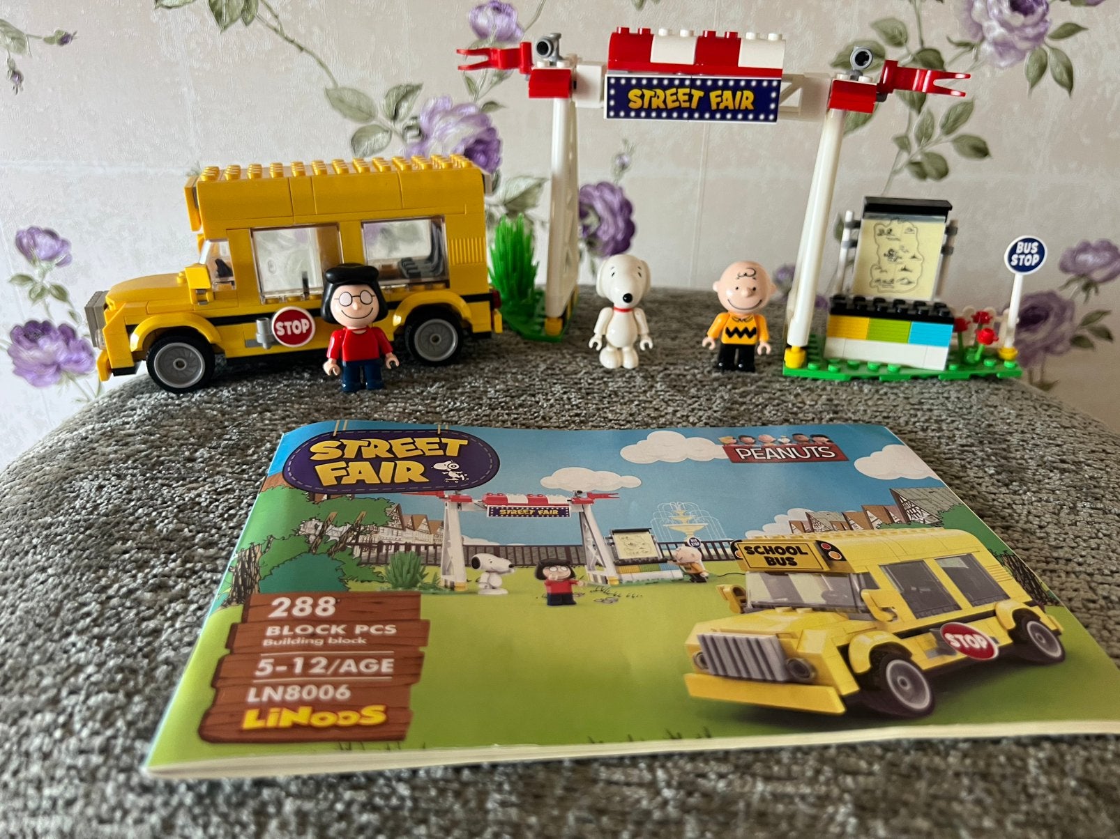 Bouwstenen Snoopy Peanuts Schoolbus met Bus Station, Ophalen of Verzenden, Zo goed als nieuw