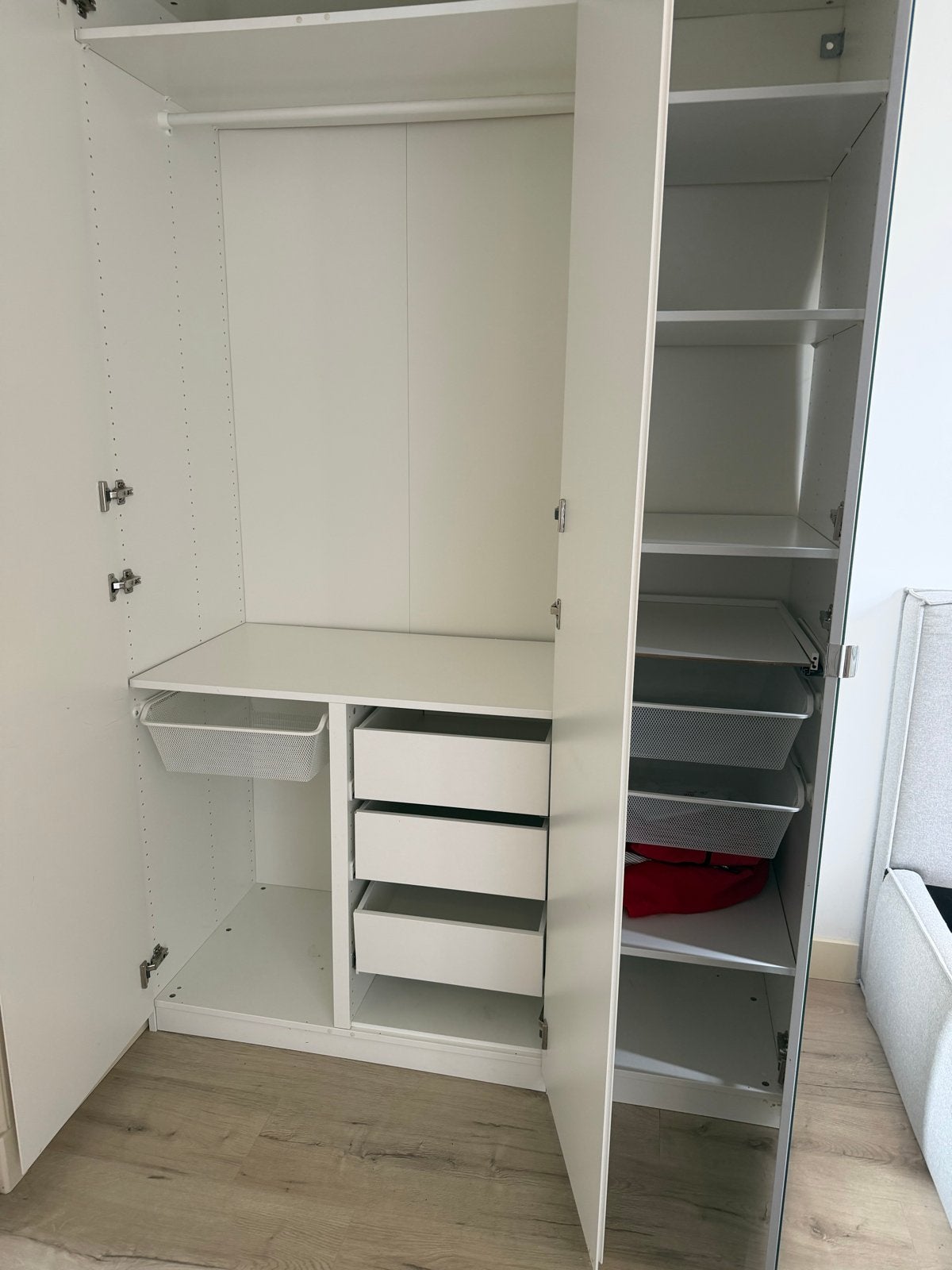 Witte IKEA Pax kast met spiegeldeur, laden en manden, Ophalen, Overige materialen, Gebruikt, 100 tot 150 cm