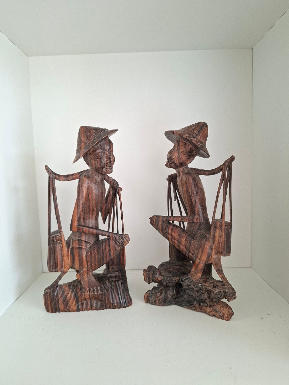Houten beelden van Aziatische arbeiders, Ophalen of Verzenden, Handgemaakt, 20 - 50 cm, Beeld