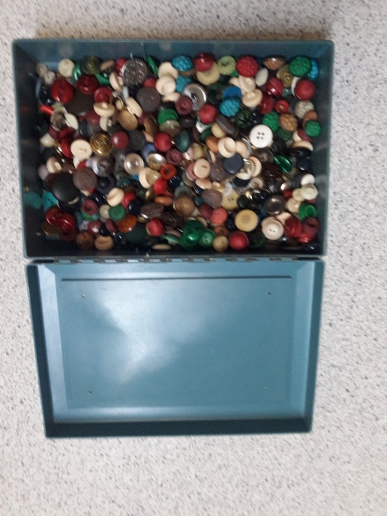 Doos met knopen, Ophalen, Zo goed als nieuw, Knoop of Knopen