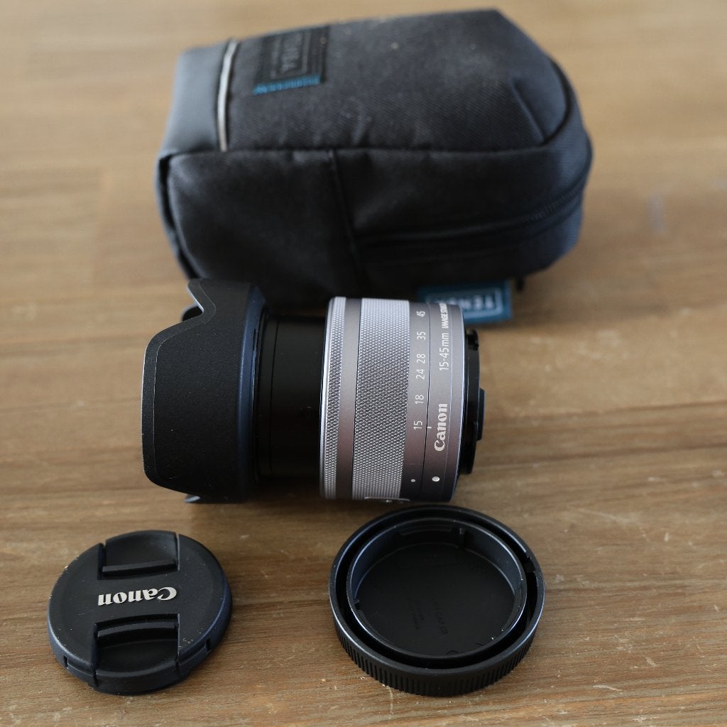 **Canon EF-M 15-45mm IS STM Zilver + Kap Filter & Tas**, Canon, Ophalen of Verzenden, Standaardlens, Beschermhoes/tas
