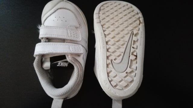 NIKE sneakers mt 22 wit, Ophalen of Verzenden, Zo goed als nieuw, Jongen of Meisje, Sportschoenen