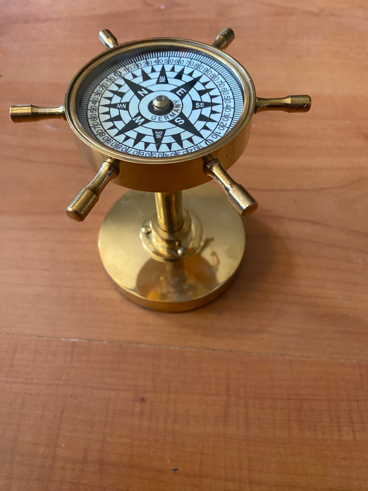 Vintage messing cardanisch kompas op houten voet  , nieuw, Ophalen of Verzenden, Zo goed als nieuw, Gps of Kompas