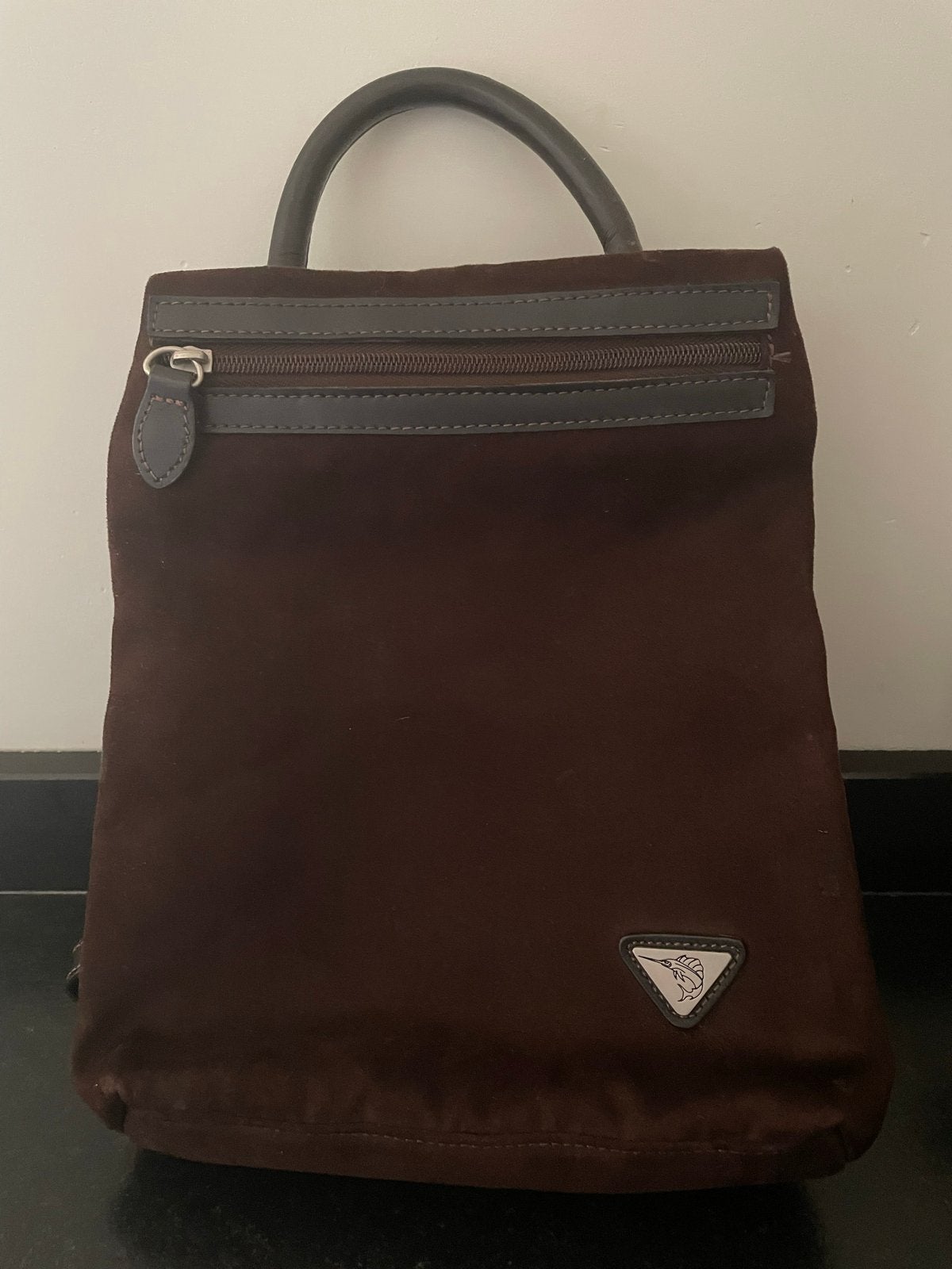 Suède Lederen Rugzak - modekleur bruin, Sieraden, Tassen en Uiterlijk, Tassen | Rugtassen, Ophalen of Verzenden, Zo goed als nieuw