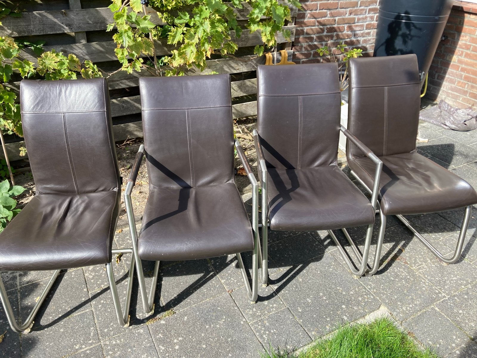 4 bruine leren eetkamerstoelen met metalen onderstel, Ophalen, Gebruikt, Bruin, Leer