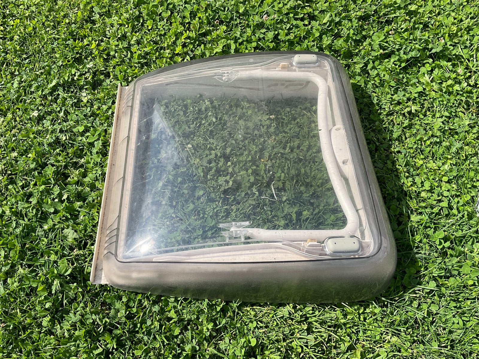 Als nieuw caravan heki mini style dakluik 40x40 cm, Ophalen of Verzenden, Zo goed als nieuw, Bakstenen