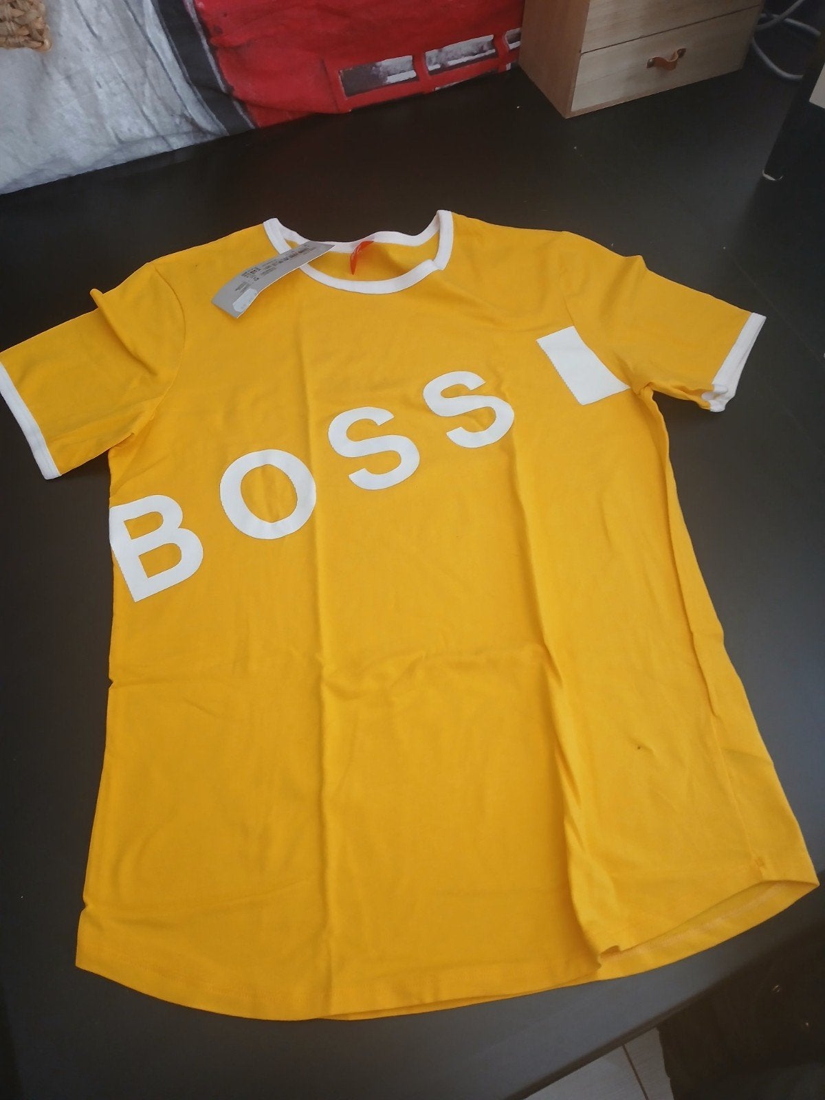 Nieuw Geel Hugo Boss T-shirt Maat M (valt kleiner), Maat 48/50 (M), Geel, Nieuw, Ophalen of Verzenden