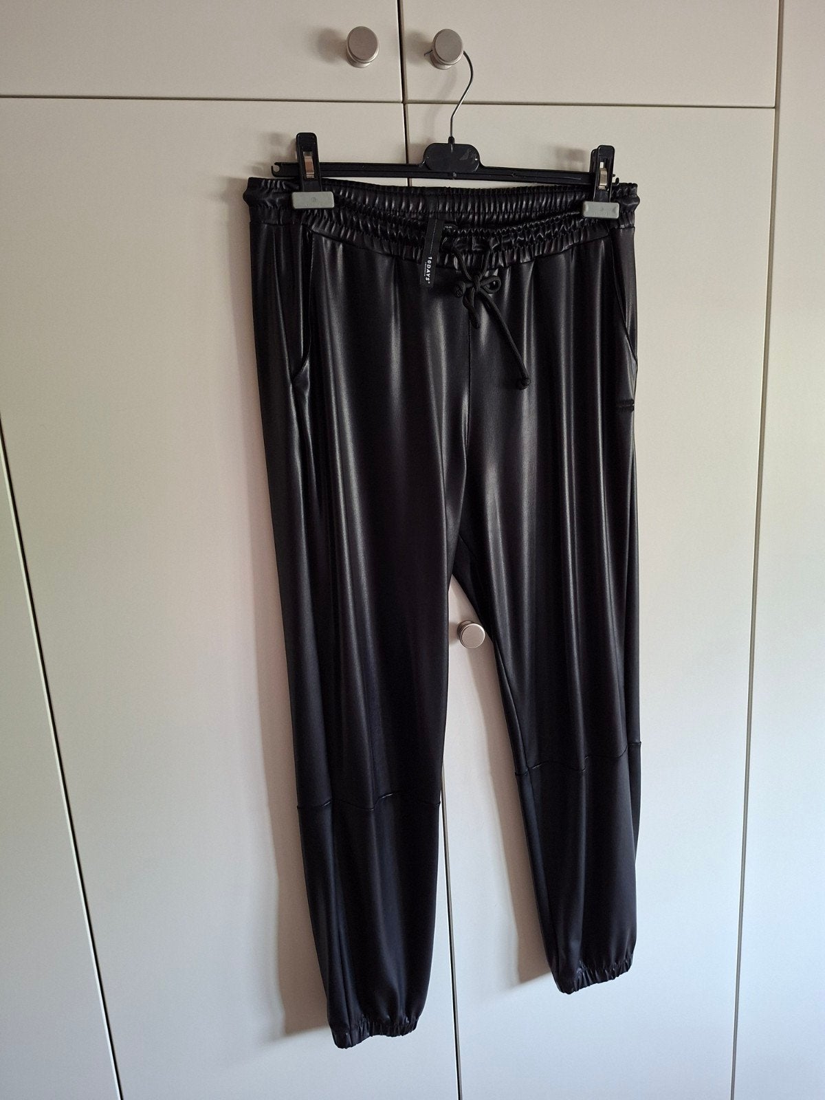 Heerlijk broekje 10 Days (jogger) mt M in zwart nepleer igs, Kleding | Dames, Ophalen of Verzenden, Zo goed als nieuw, Zwart, Lang
