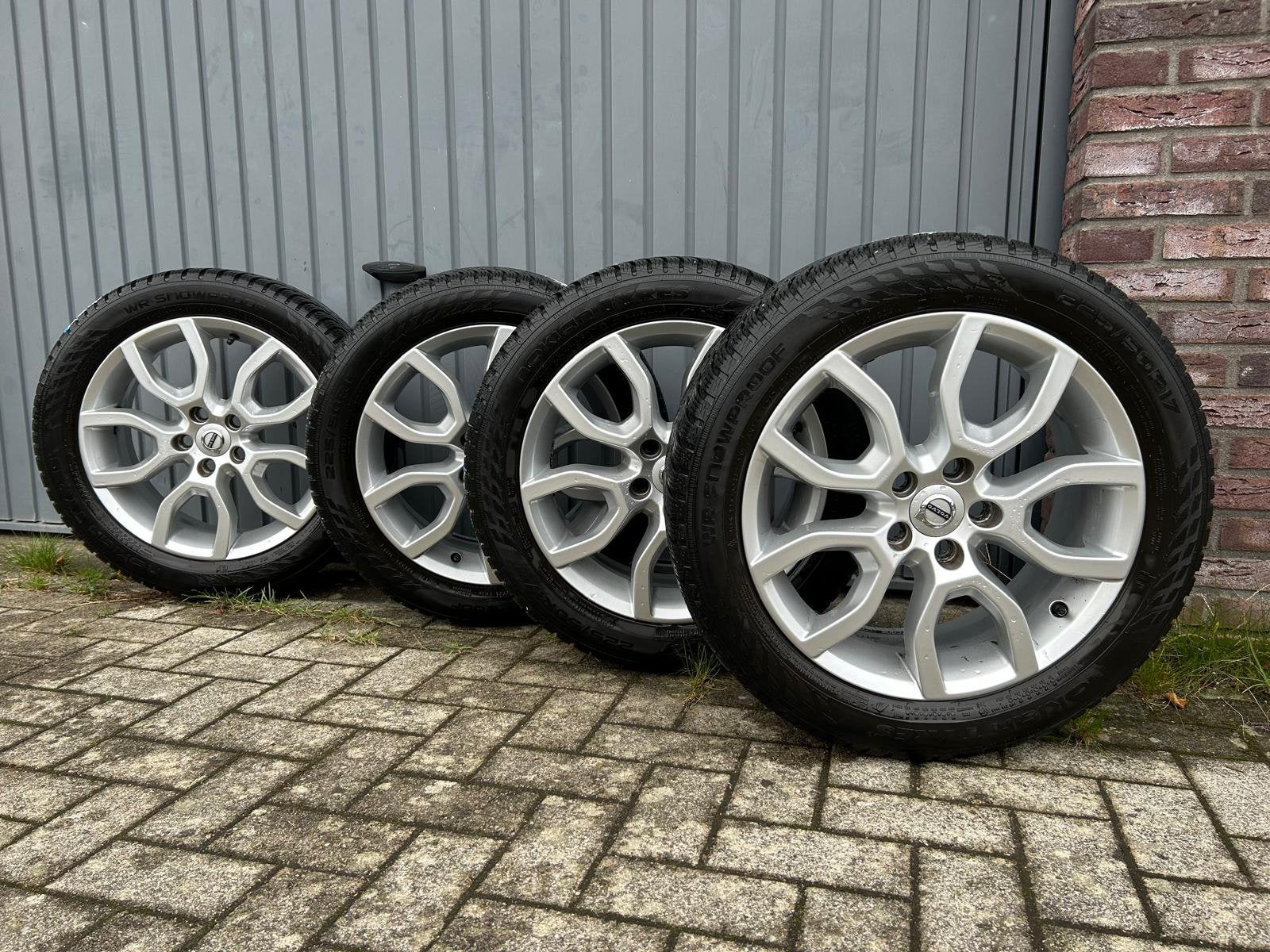 Nokian Winterbanden met originele Volvo velgen V40/V60, Ophalen, 17 inch, Winterbanden, Band(en)