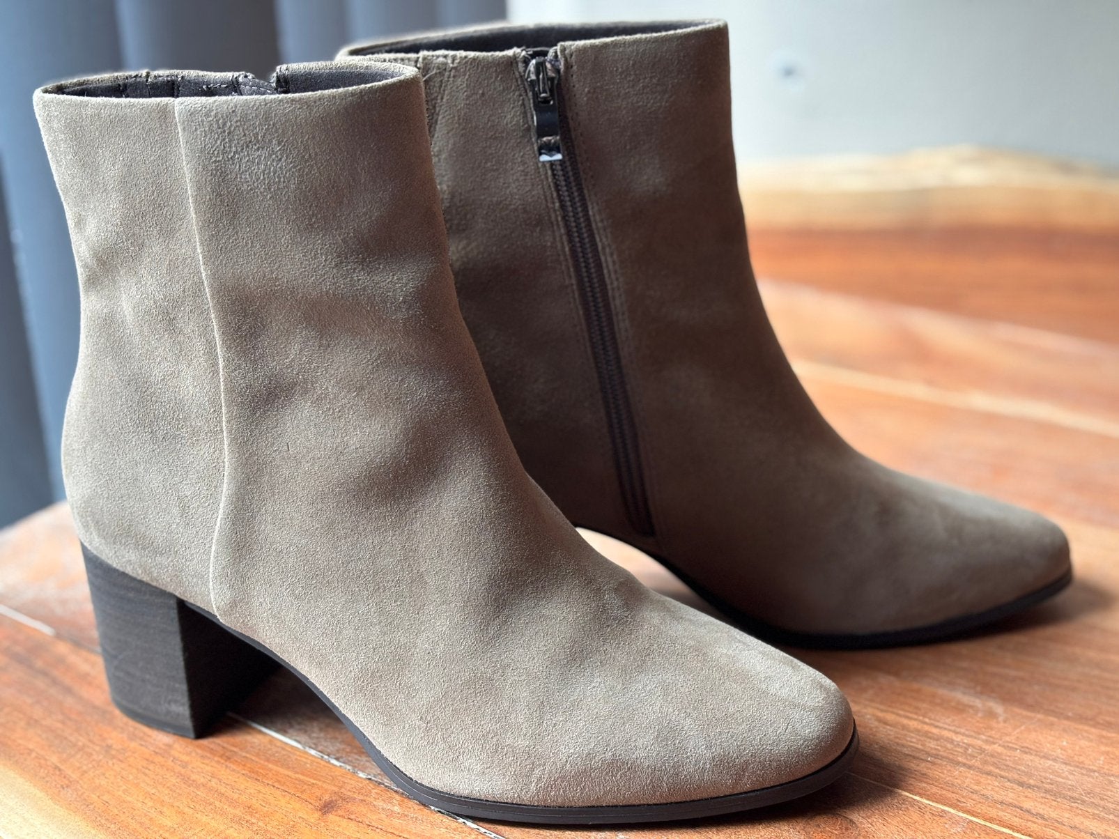 Suède dames enkellaarsjes, kleur licht taupe, Ophalen of Verzenden, Zo goed als nieuw, Bruin