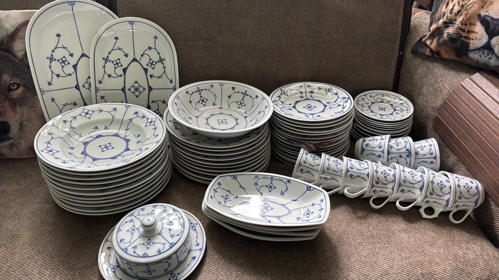 Groot servies met blauw decor, diverse onderdelen, Huis en Inrichting, Gebruikt, Keramiek, Ophalen of Verzenden, Overige stijlen