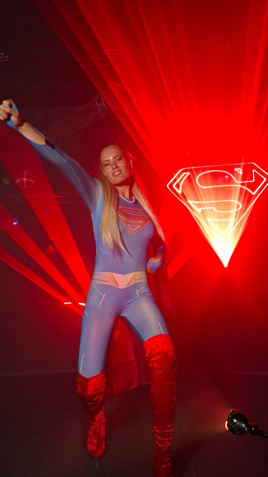 Supergirl Cosplay Fotoshoot met Laser Ogen - Maat S, Ophalen of Verzenden