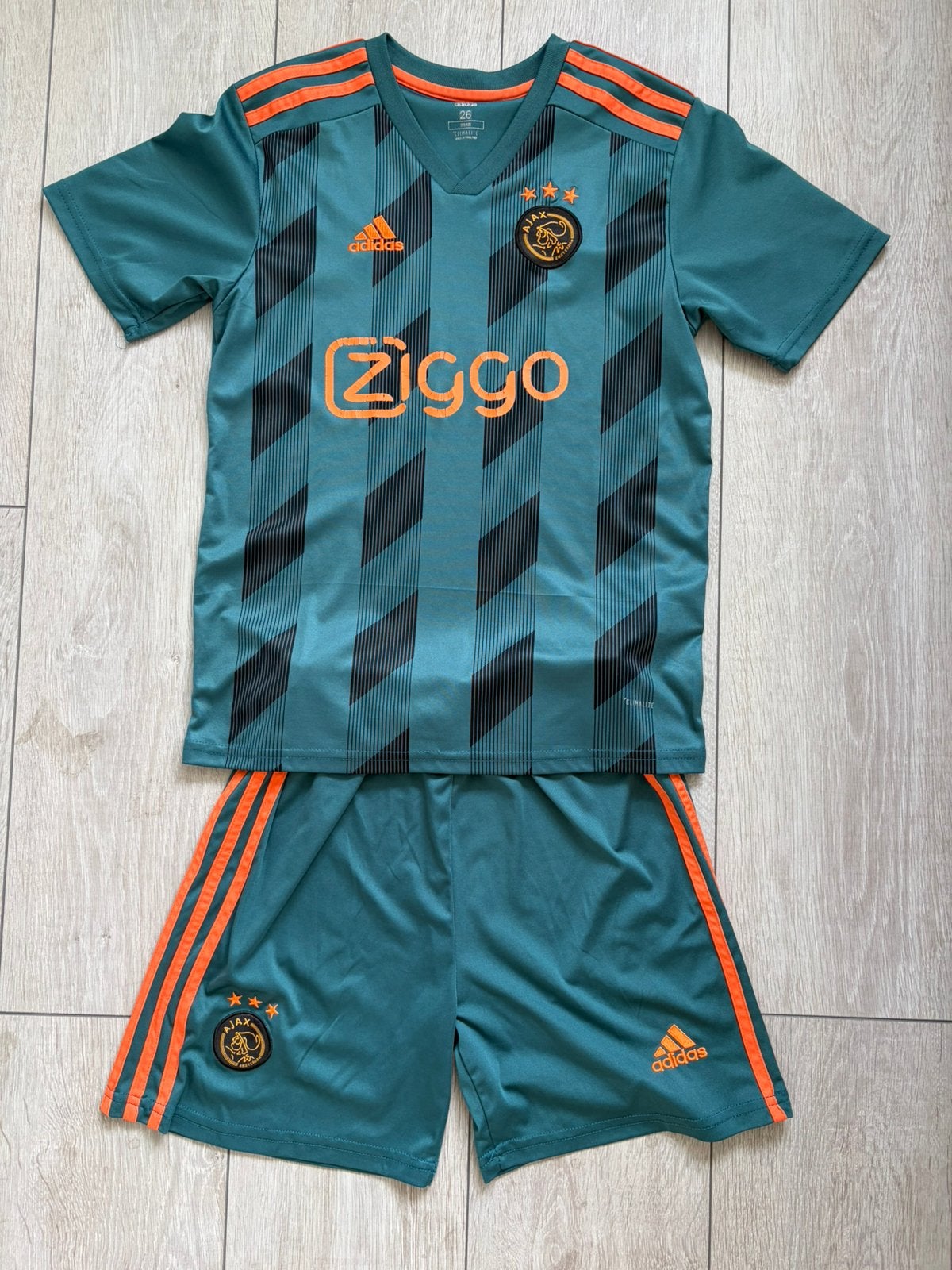 Ajax voetbalpak maat 146, Ophalen of Verzenden, Zo goed als nieuw, Jongen of Meisje, Sport- of Zwemkleding
