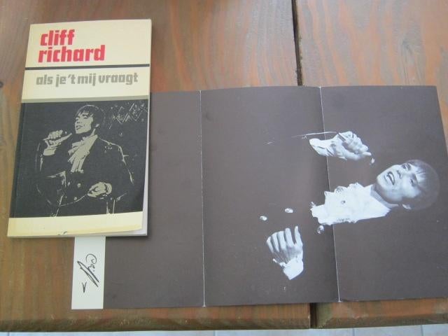 Boek en poster Cliff Richard  nr  9317, Boeken, Verzenden, Zo goed als nieuw, Artiest