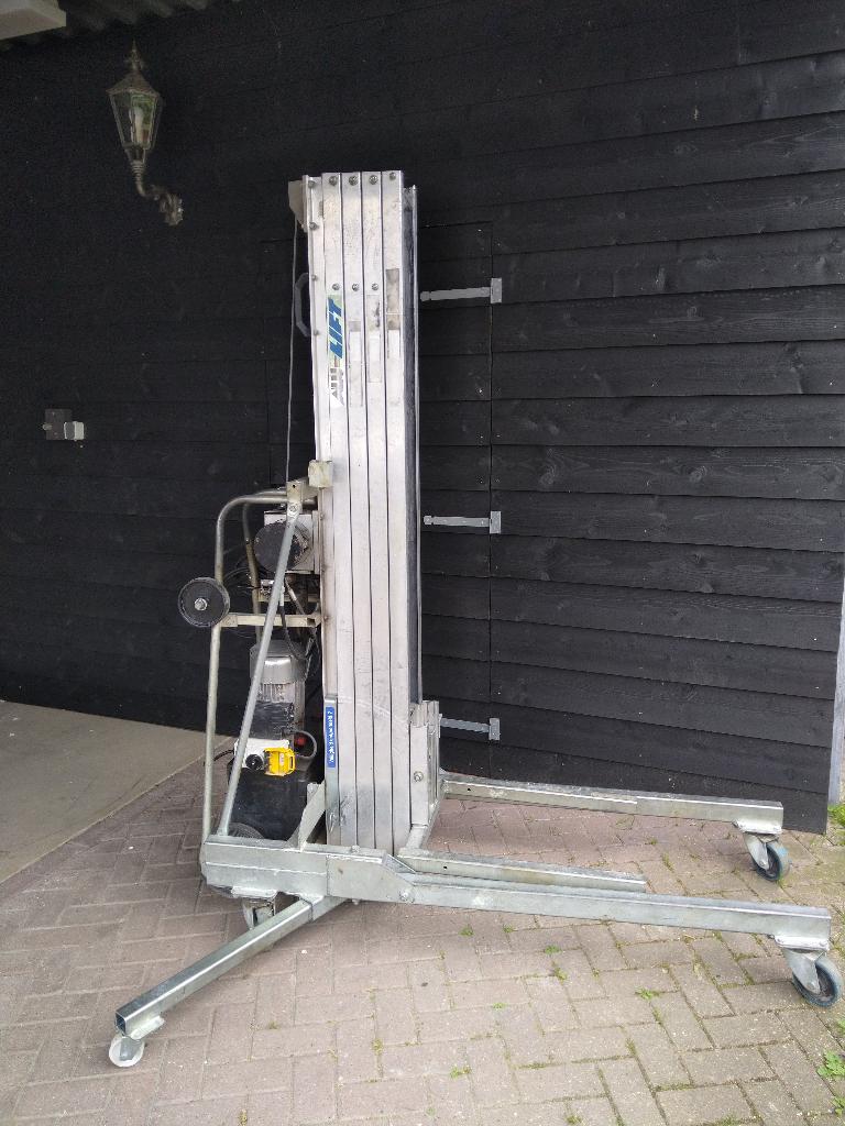Elektrische montagelift_kanaallift_materiaallift_bouwlift, Ophalen, Gebruikt