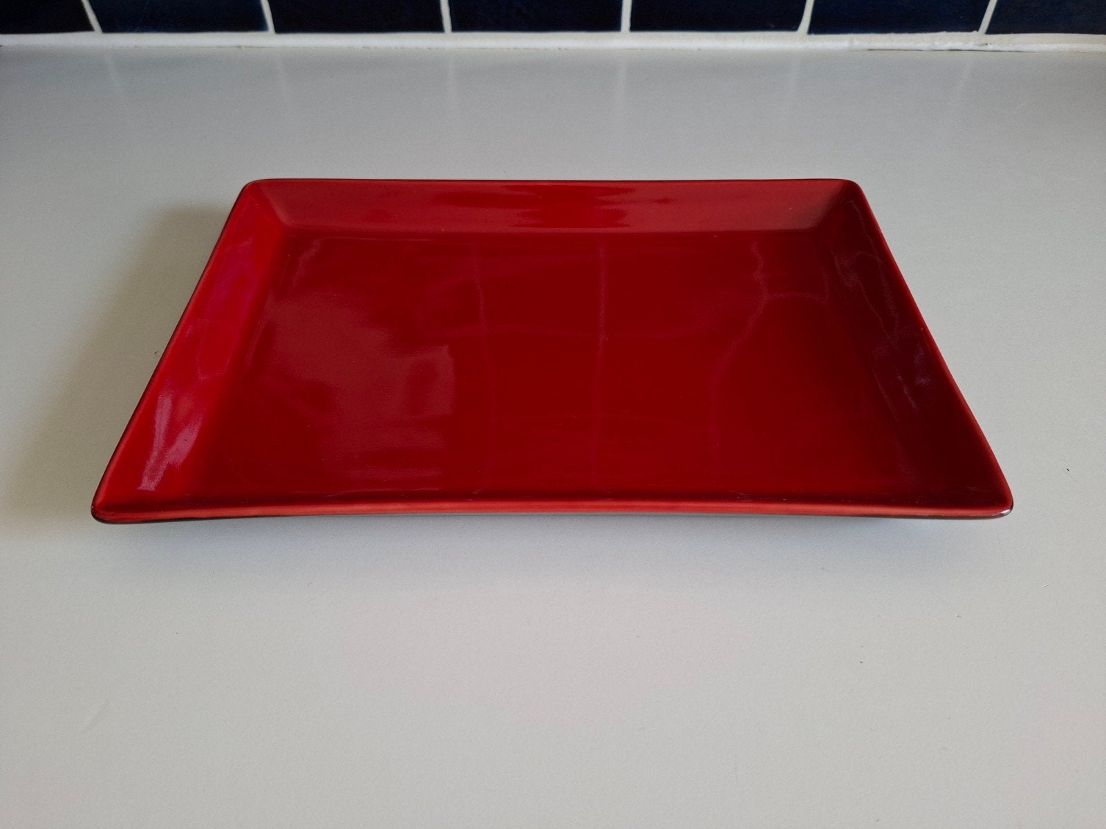 Zwart met rode serveerschaal, Huis en Inrichting, Keuken | Servies, Ophalen, Overige stijlen, Aardewerk, Schaal of Schalen