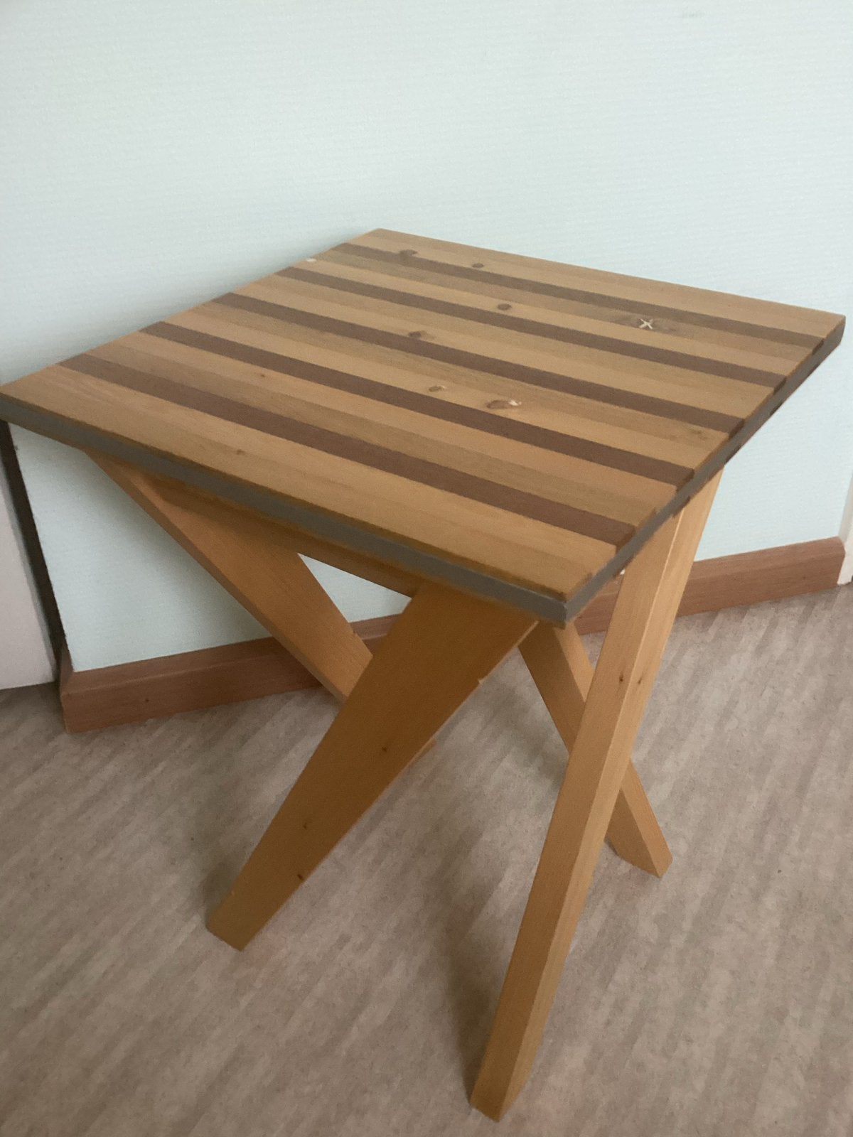 Bijzonder design tafeltje met massief hout en aluminium, Huis en Inrichting, Tafels | Bijzettafels, Minder dan 55 cm, Design, Vierkant