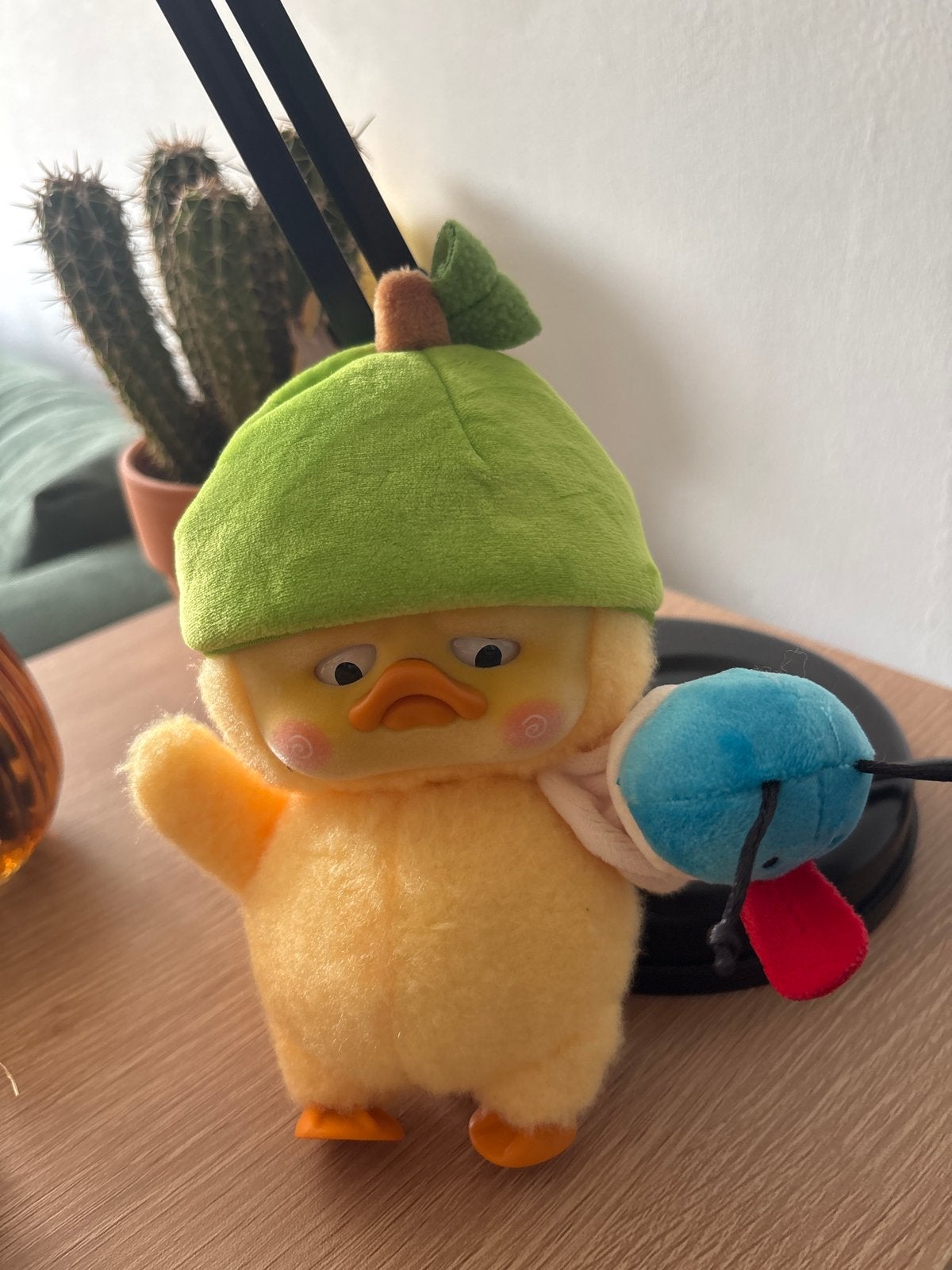 Schattige Upset Duck figuur met groen mutsje, Kinderen en Baby's, Ophalen of Verzenden, Zo goed als nieuw, Eend, Klein (minder dan 20 cm)