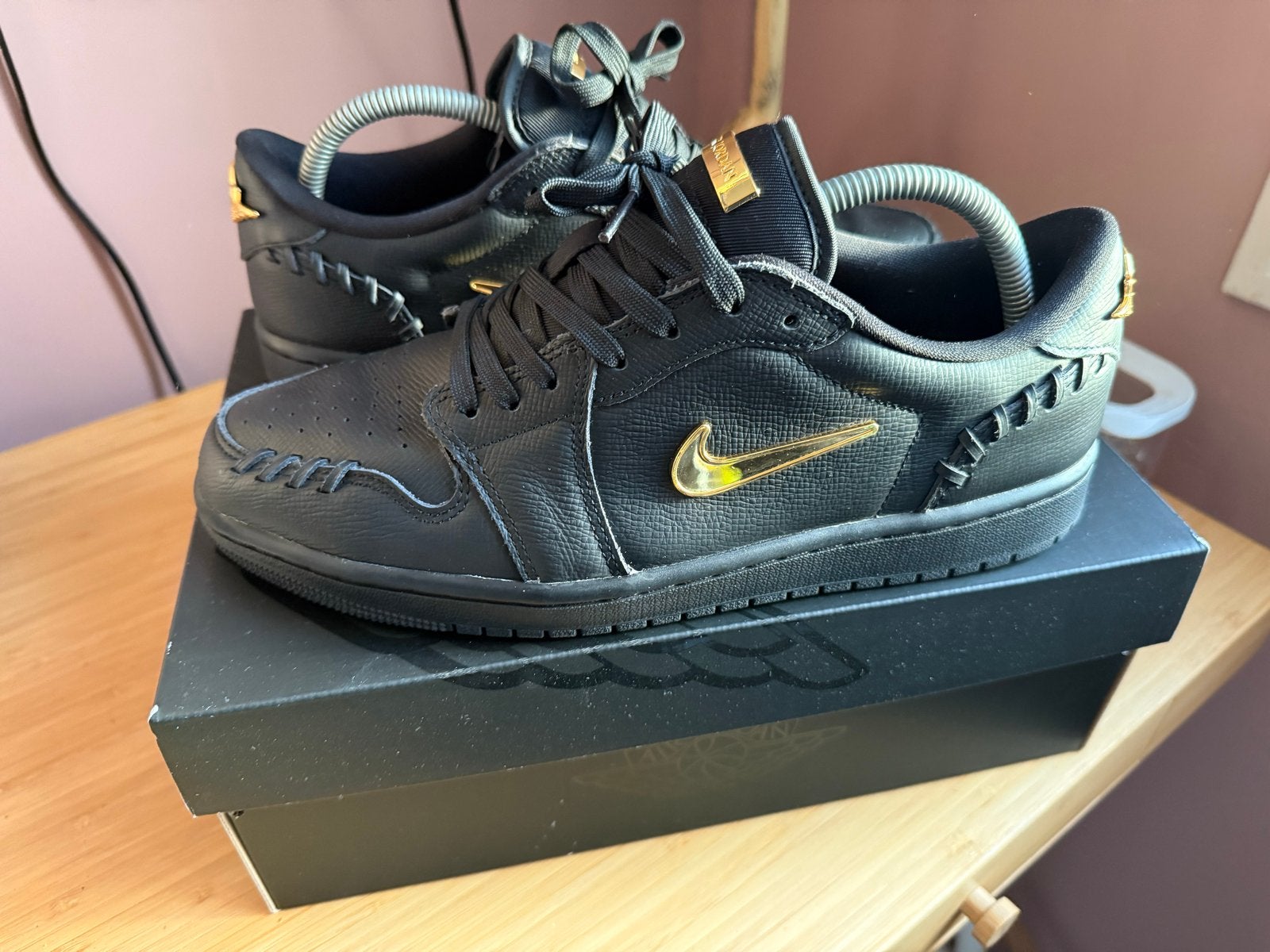 Nike Air Jordan 1 Low Zwart Goud, Ophalen of Verzenden, Zo goed als nieuw, Zwart, Sneakers of Gympen
