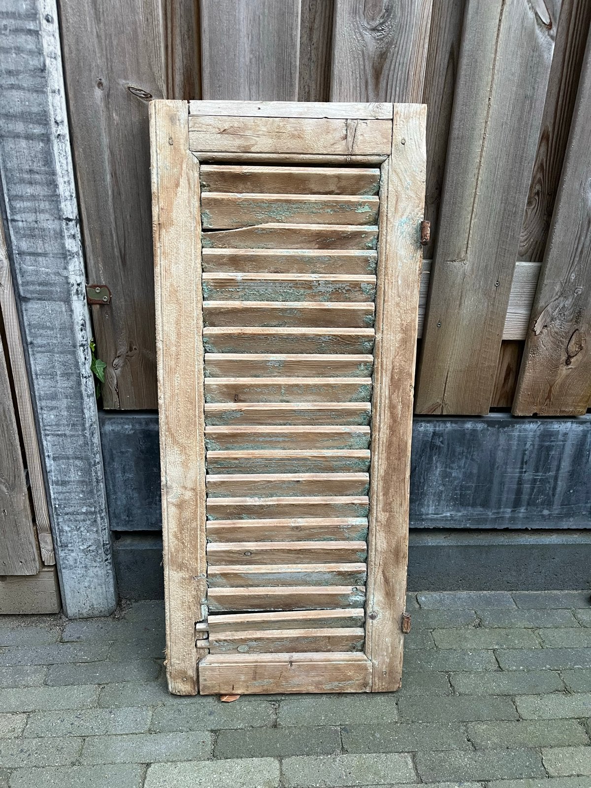 Authentiek oud houten luik met verweerde look, Ophalen