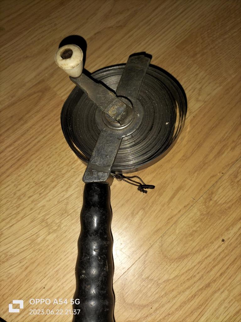 Vintage metal rolmeetlint met bakelieten handgreep, Ophalen of Verzenden, Gebruikt