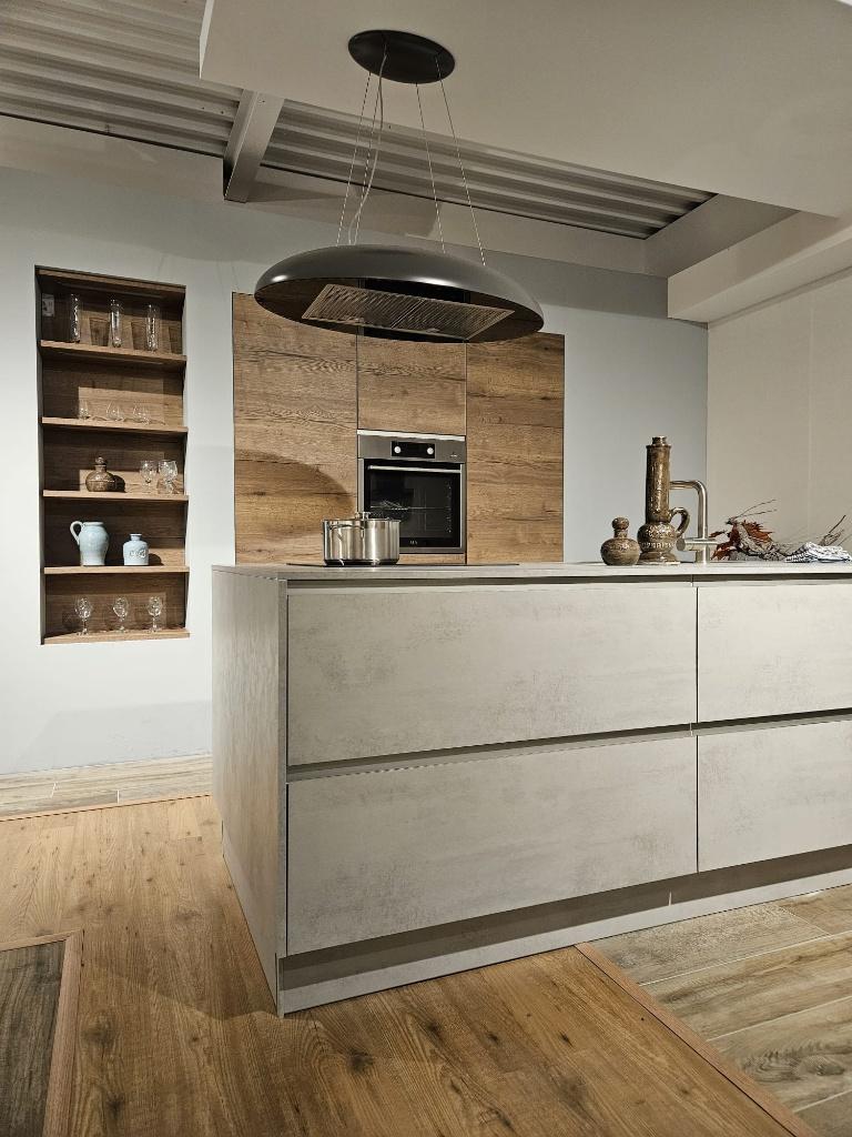 Stijlvolle lichtgrijze showroom keuken met royaal kookeiland, Ophalen, Overige typen, Nieuw, Kunststof