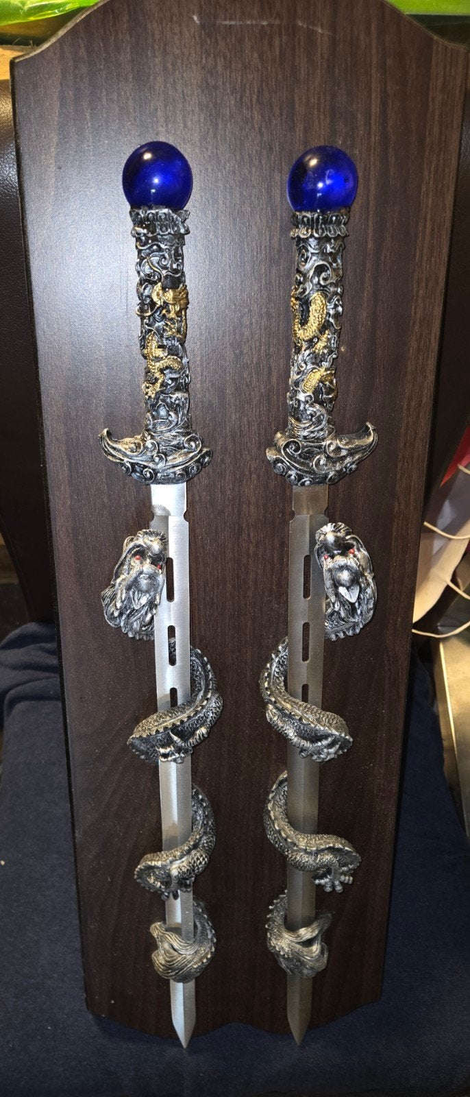 Set van 2 fantasie messen met draken op houten paneel, Ophalen of Verzenden, Gebruikt
