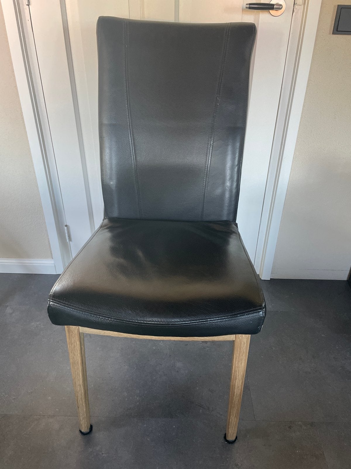 Zwarte leren eetkamerstoel met houten poten, Ophalen, Gebruikt, Zwart, Eén