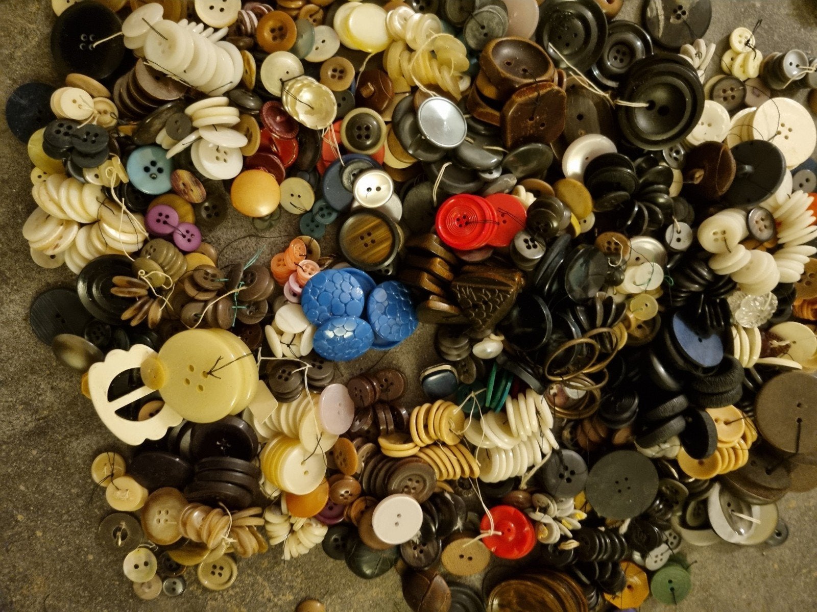 Grote partij knopen en gespen, diverse kleuren en maten, Ophalen of Verzenden, Gebruikt, Knoop of Knopen