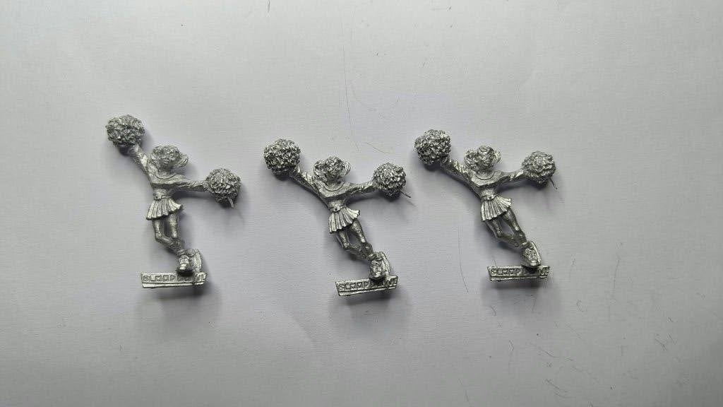 3 bloodbowl cheerleaders, Ophalen of Verzenden, Zo goed als nieuw, 1:50 of kleiner, Figuur of Figuren