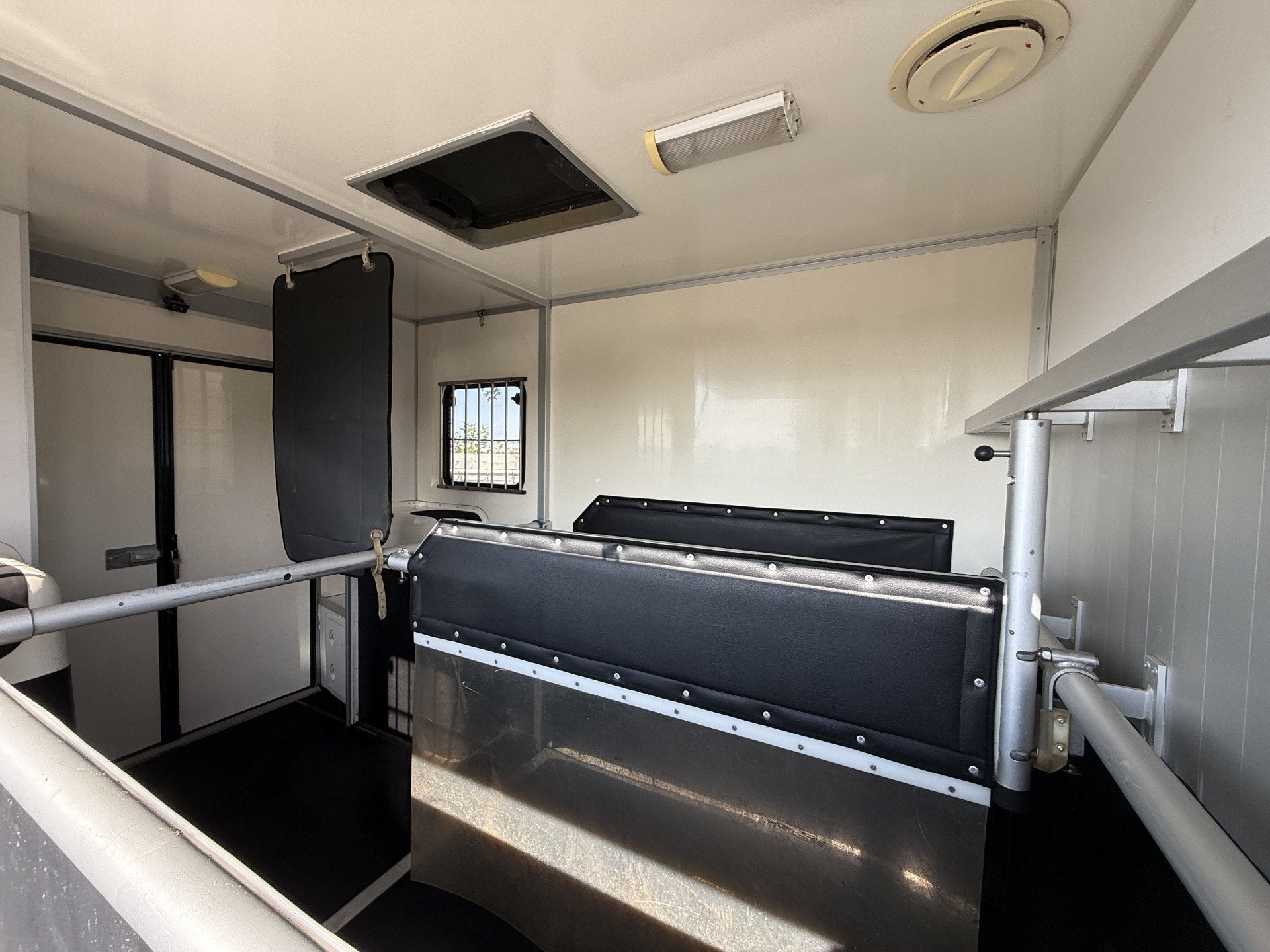 Renault Master | HORSETRUCK | ROELOFSEN | CLASSIC 3XL |2007, Dieren en Toebehoren, Weduwestraat 12
4884MV  WERNHOUT, NL, Paardenwagentje NL | MVV HORSETRUCKS