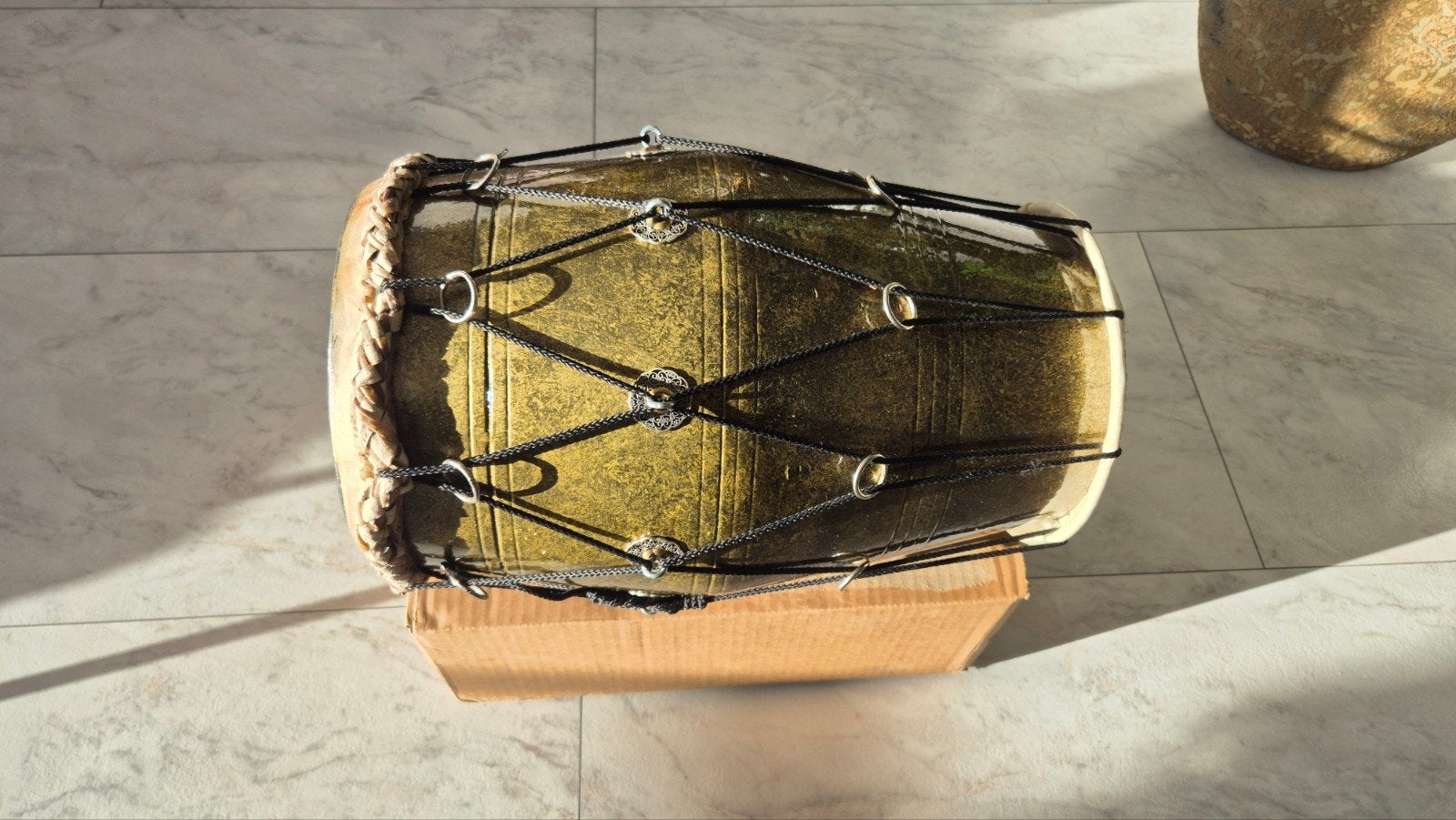 Sheesham Hout Dholak - Goudkleurig, 41 cm, Muziek en Instrumenten, Percussie, Ophalen of Verzenden, Zo goed als nieuw, Melodische percussie