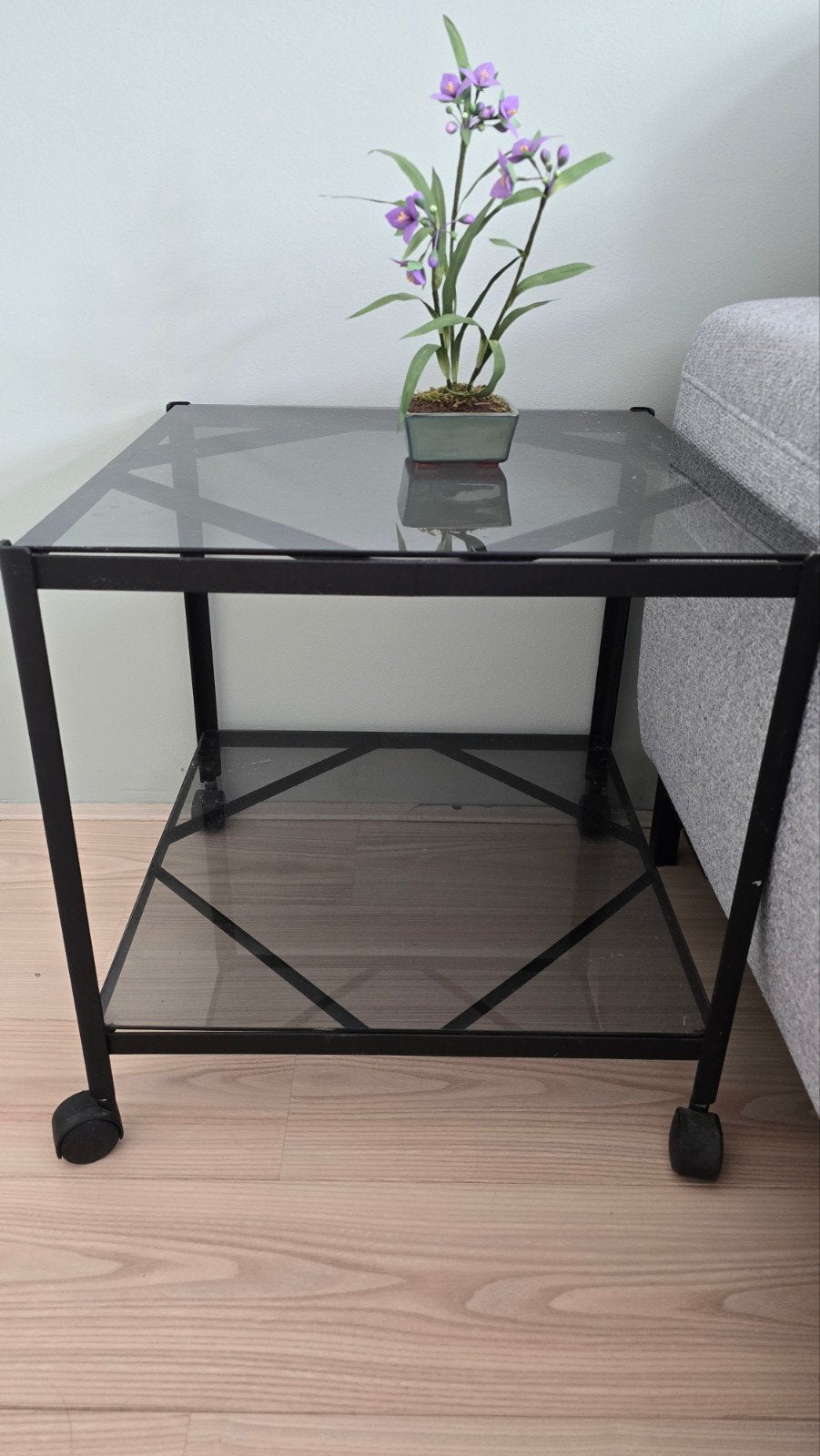 Ikea zwarte glazen tafel met wielen, 50 tot 100 cm, Vierkant, Zo goed als nieuw, Glas