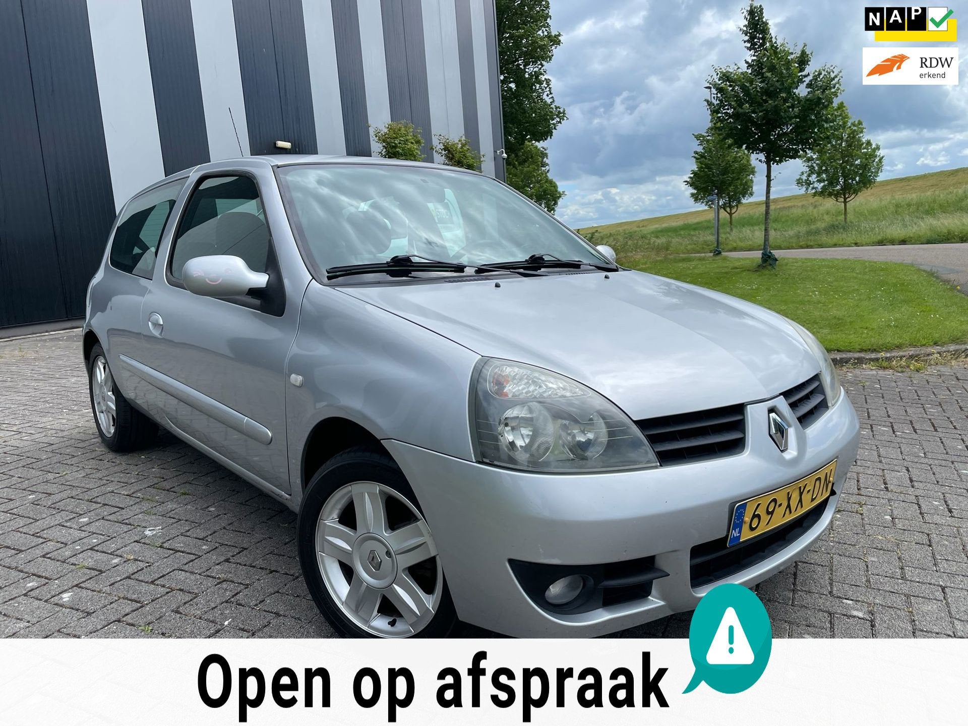 Renault Clio 1.2-16V Campus Nw APK-Airco-Lmv-Elekpakket, Auto's, Renault, Voorwielaandrijving, Gebruikt, 49 €/maand, Origineel Nederlands