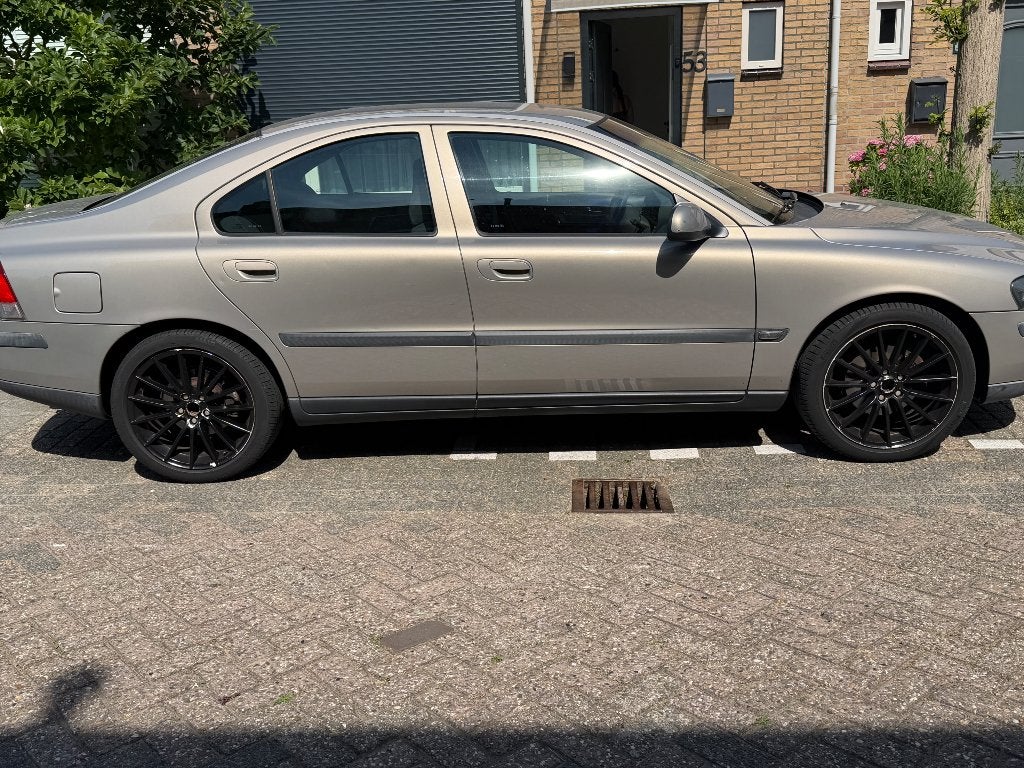 Volvo S60 2.4 140PK 2001 Beige, Auto's, Volvo, Voorwielaandrijving, Stof, Zwart, S60