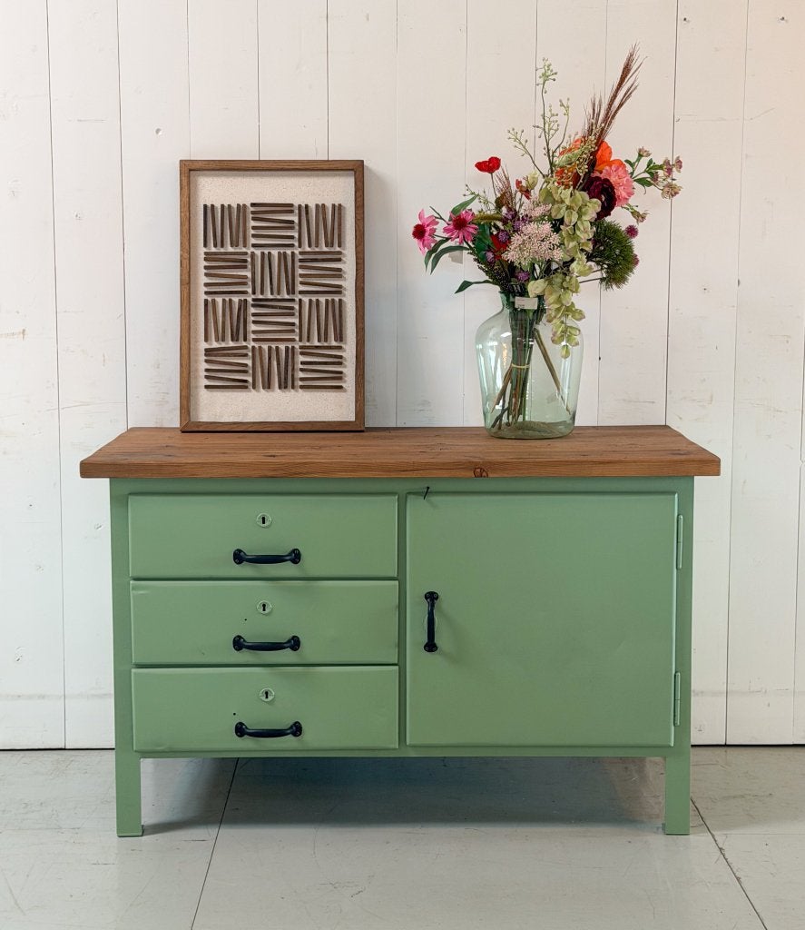Vintage werkbank | Dressoir met lades en deur | Wandkast, Gebruikt, 100 tot 150 cm, Ophalen of Verzenden, Grenenhout