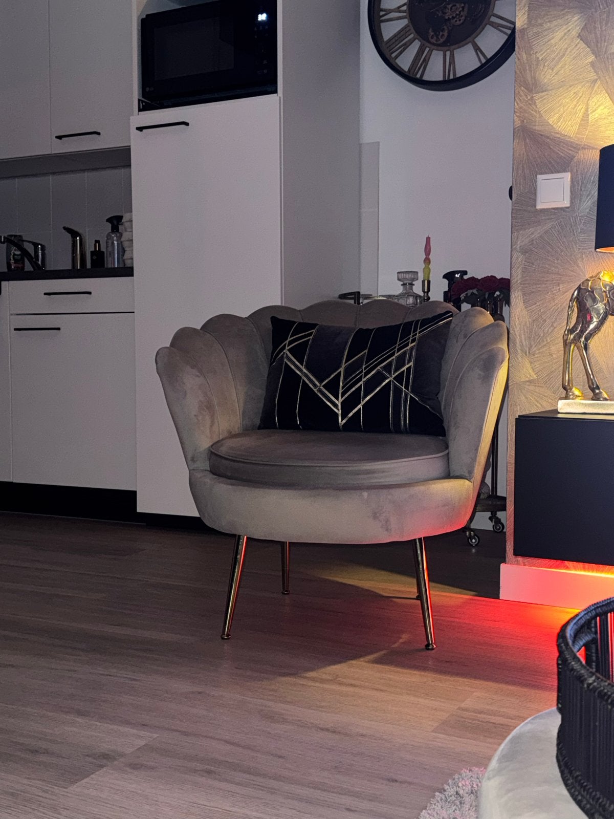 Schelp stoel met gouden poten, Huis en Inrichting, Ophalen, Gebruikt, Overige kleuren, Eén