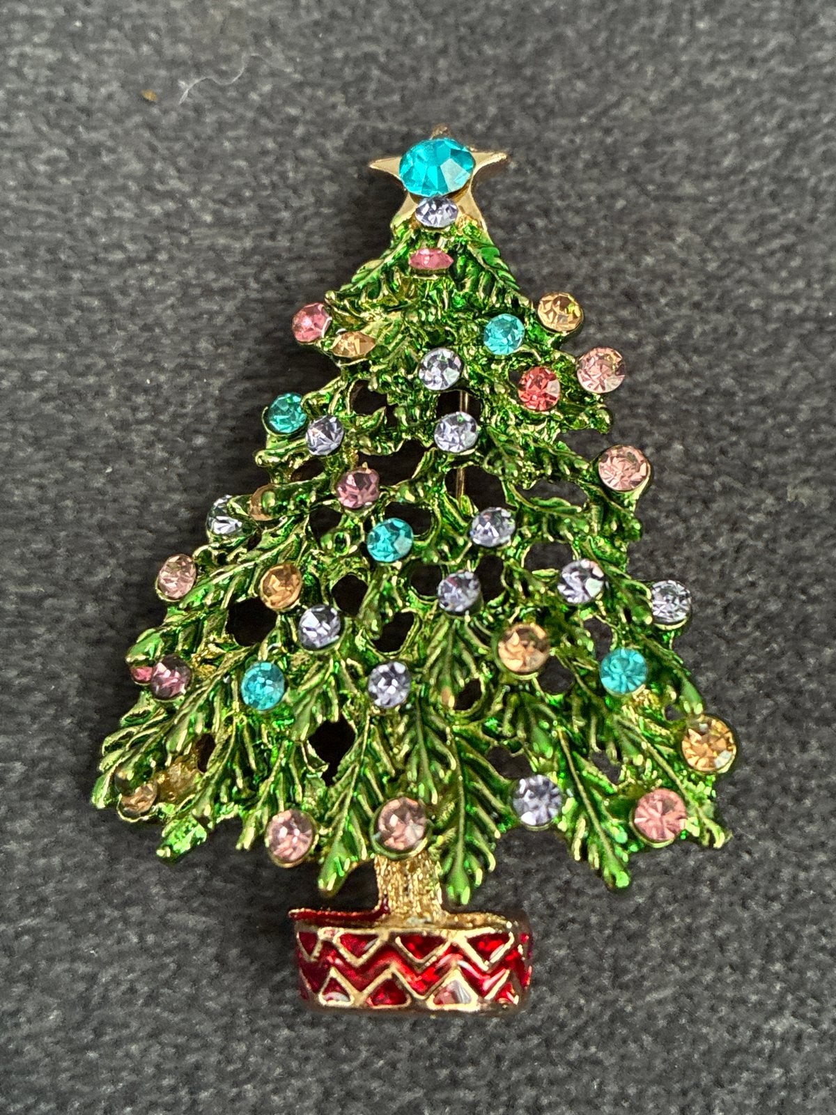 Kerstboom Broche met Kleurrijke Strass Steentjes, Overige materialen, 4 tot 7 cm, Ophalen of Verzenden, Zo goed als nieuw