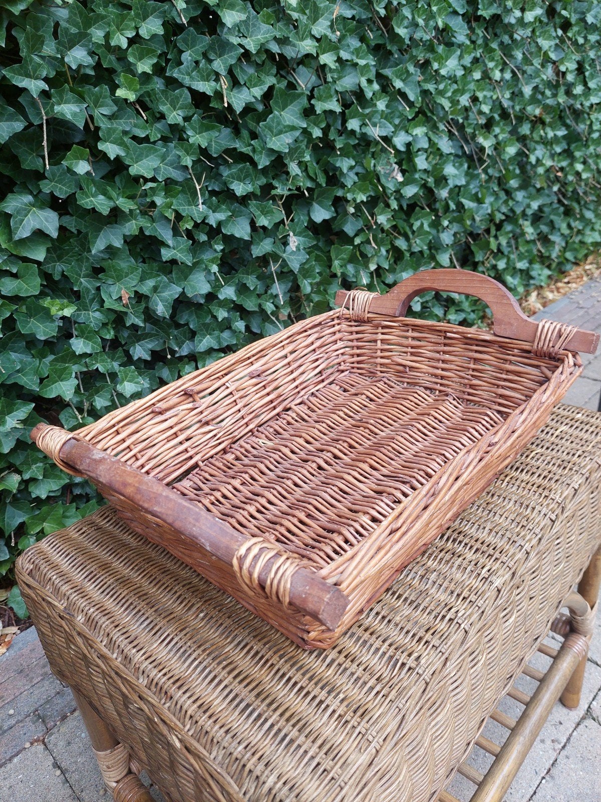 Grote rieten dienblad/ mand met houten handvatten, Gebruikt, Gevlochten, Ophalen of Verzenden, Riet
