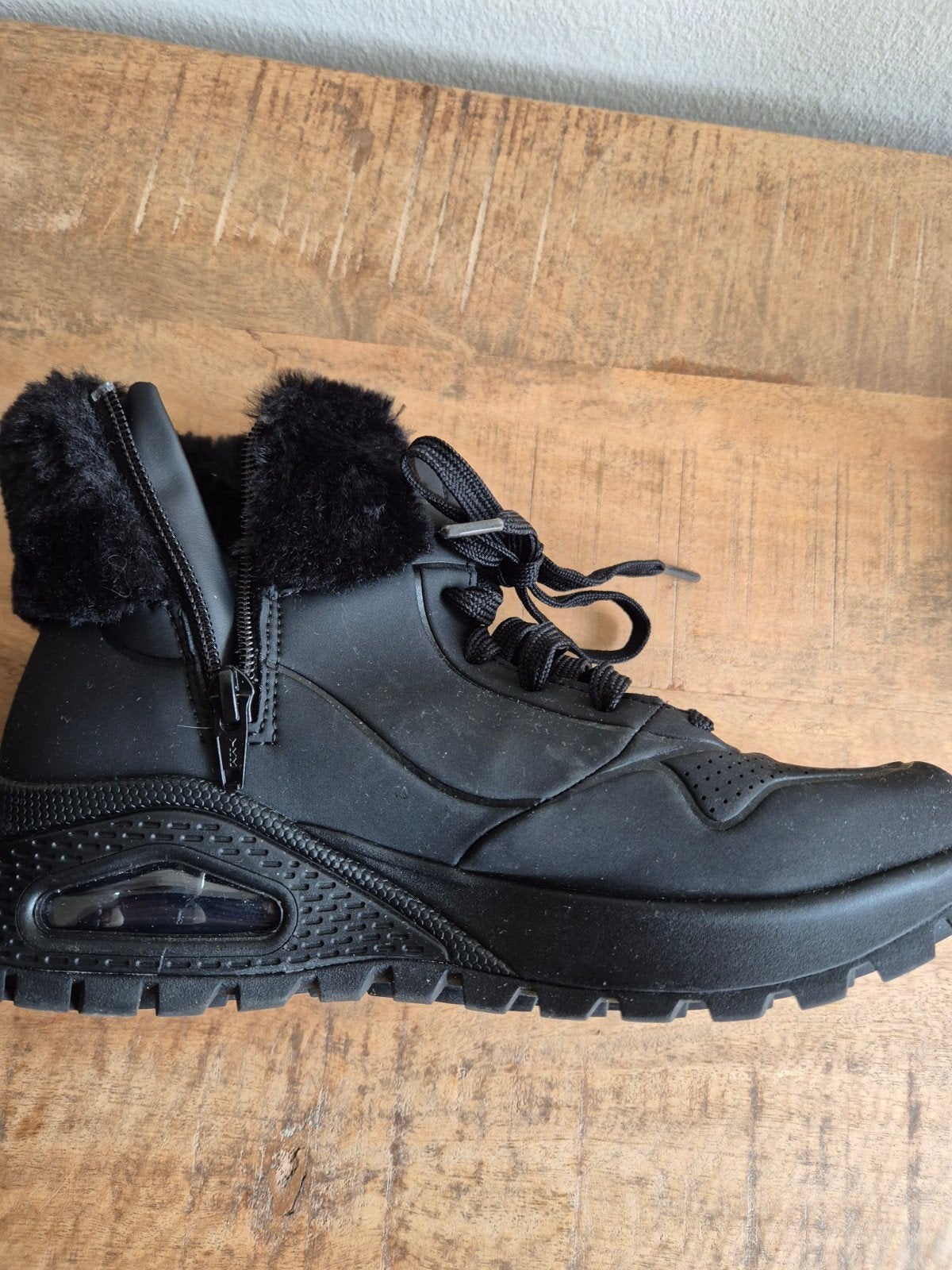 Mooie zwarte Skechers sneakers met bontrandand.
De schoenen, Kleding | Dames, Ophalen, Skechers, Zwart, Sneakers of Gympen
