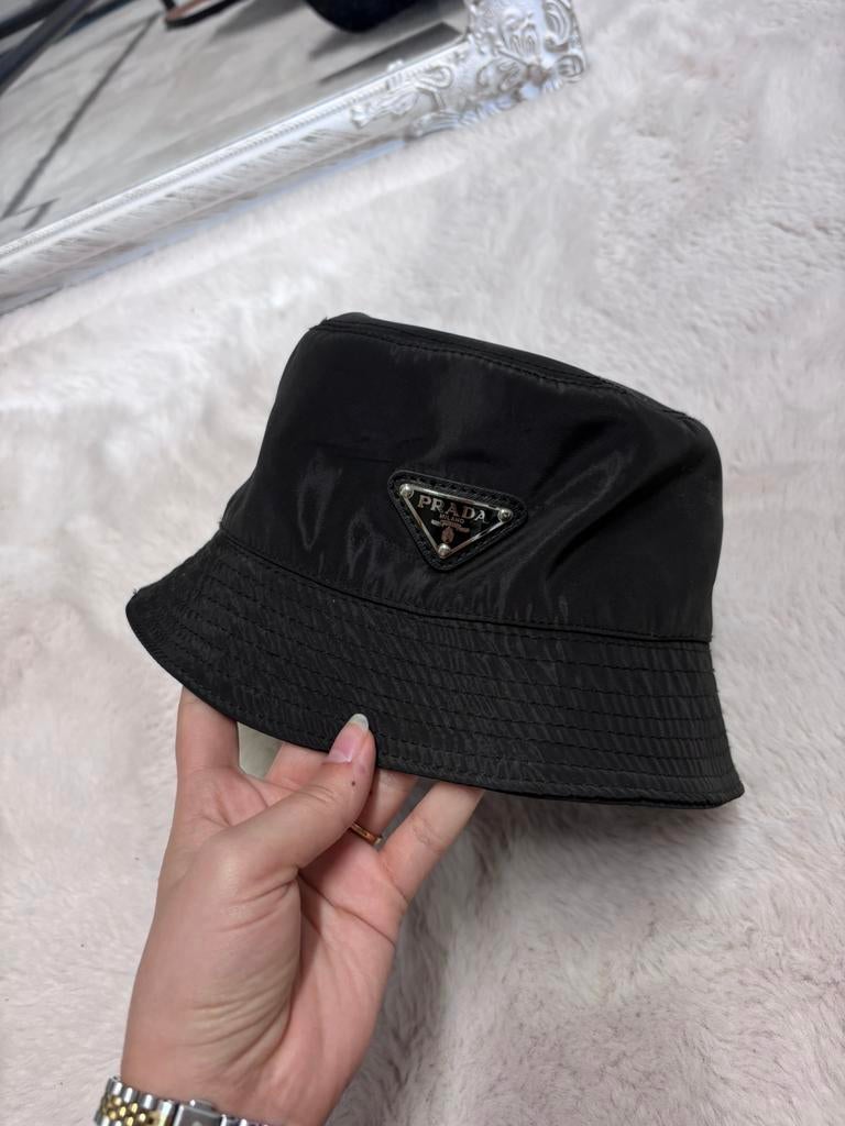 prada bucket hat zwart maat m, Kleding | Heren, Hoeden en Petten, Ophalen of Verzenden, Zo goed als nieuw, 57 cm (M, 7⅛ inch) of minder