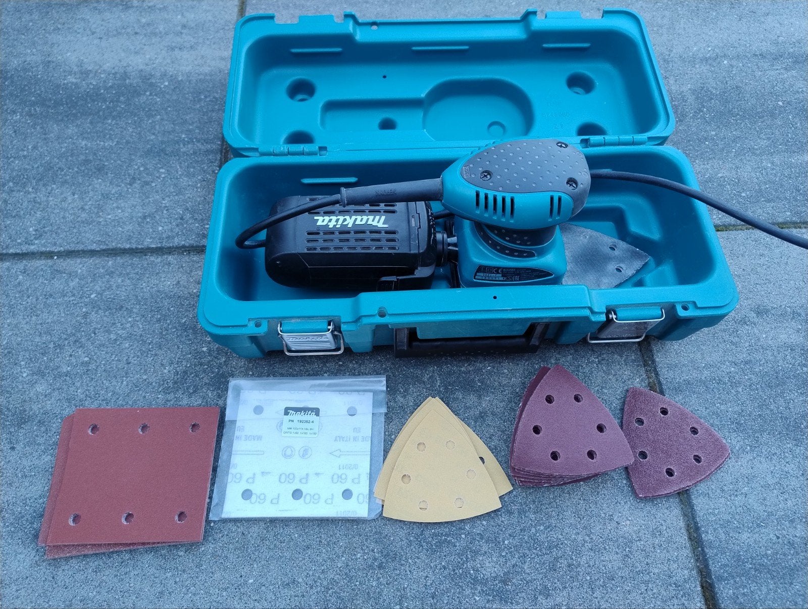 Makita BO4565K Vlakschuurmachine met koffer en schuurpapier, Ophalen of Verzenden, Zo goed als nieuw, Minder dan 600 watt, Vlakschuurmachine